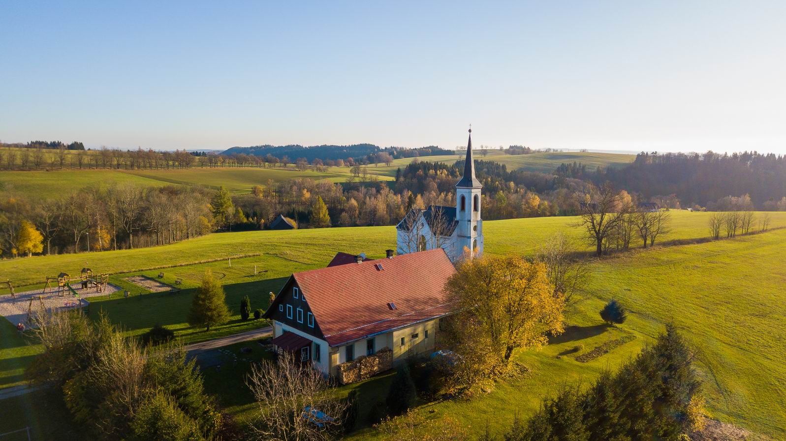 Hřiště v blízkosti areálu