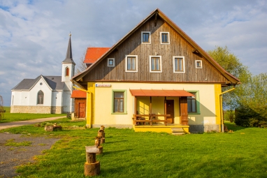 Škola na Vsi - celkový pohled