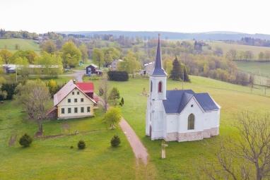 Škola na Vsi - celkový pohled